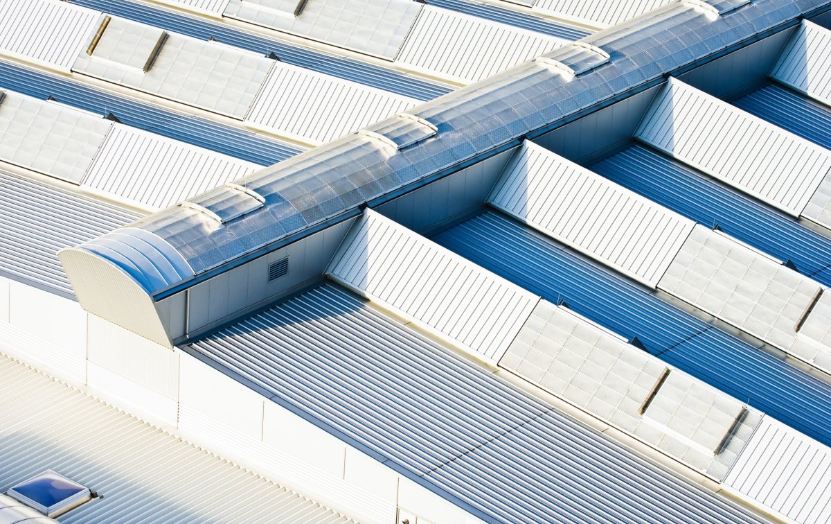 Comment appliquer une peinture cool roof sur bac acier en toiture ?